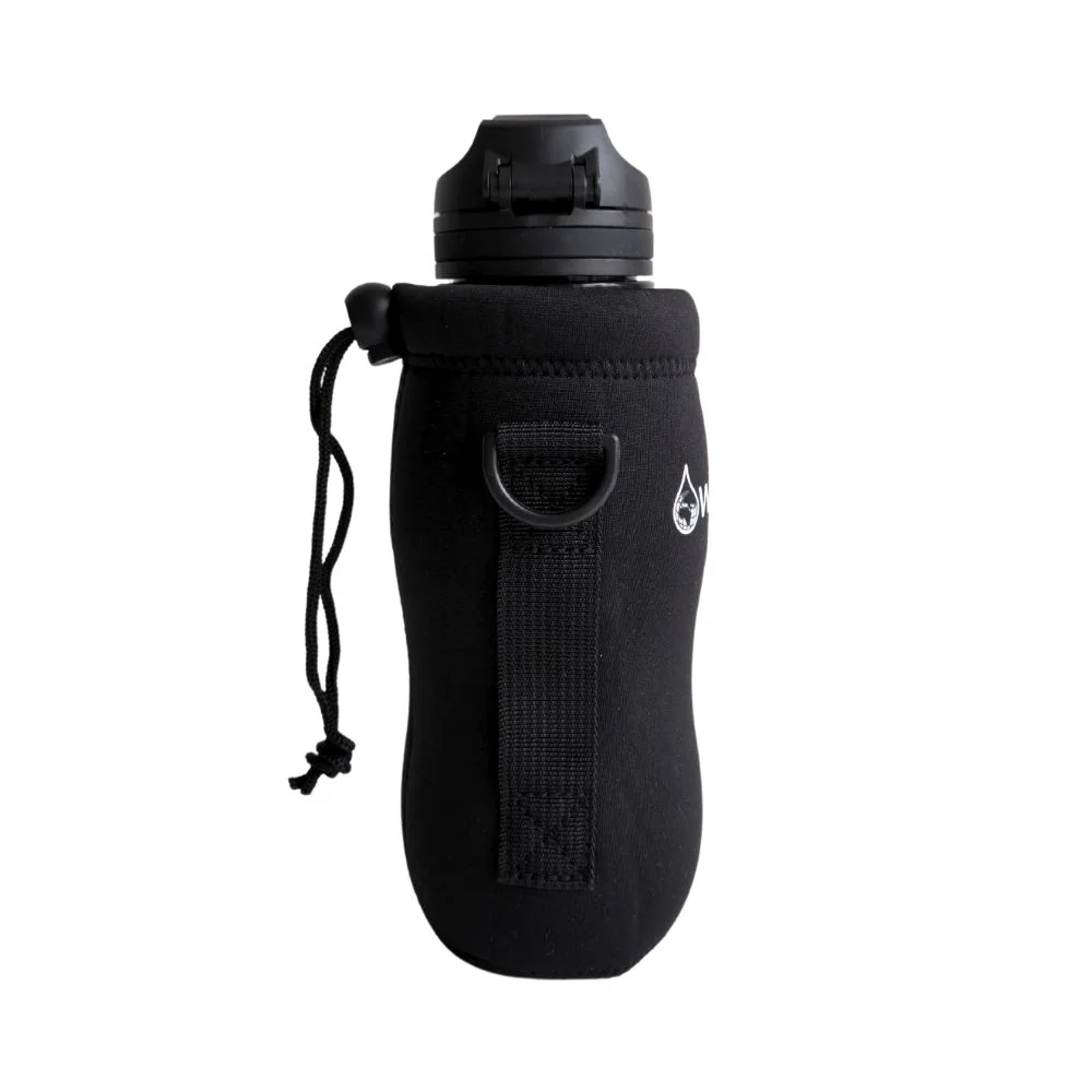 Water-to-Go Isolerende Neopreen Sleeve met verstelbare sluiting en oogje voor een karabijnhaak. Biedt extra draaggemak en veilige bevestiging aan tas of riem.