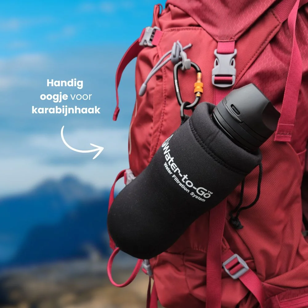 Een Water-to-Go fles met isolerende neopreen sleeve, bevestigd aan een backpack met een karabijnhaak. De sleeve heeft een handig oogje voor eenvoudige bevestiging.