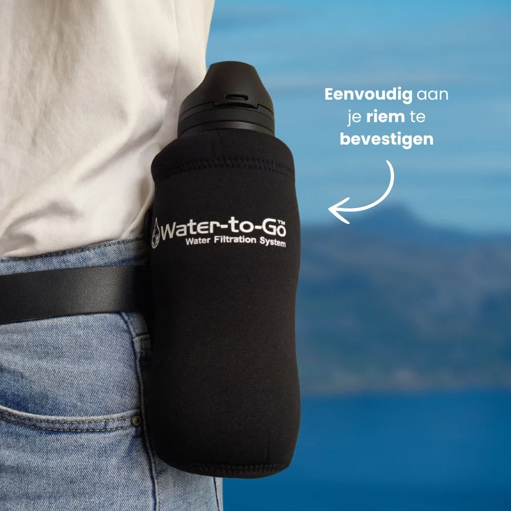 Water-to-Go fles in de isolerende neopreen sleeve, stevig bevestigd aan een riem voor handsfree draaggemak.
