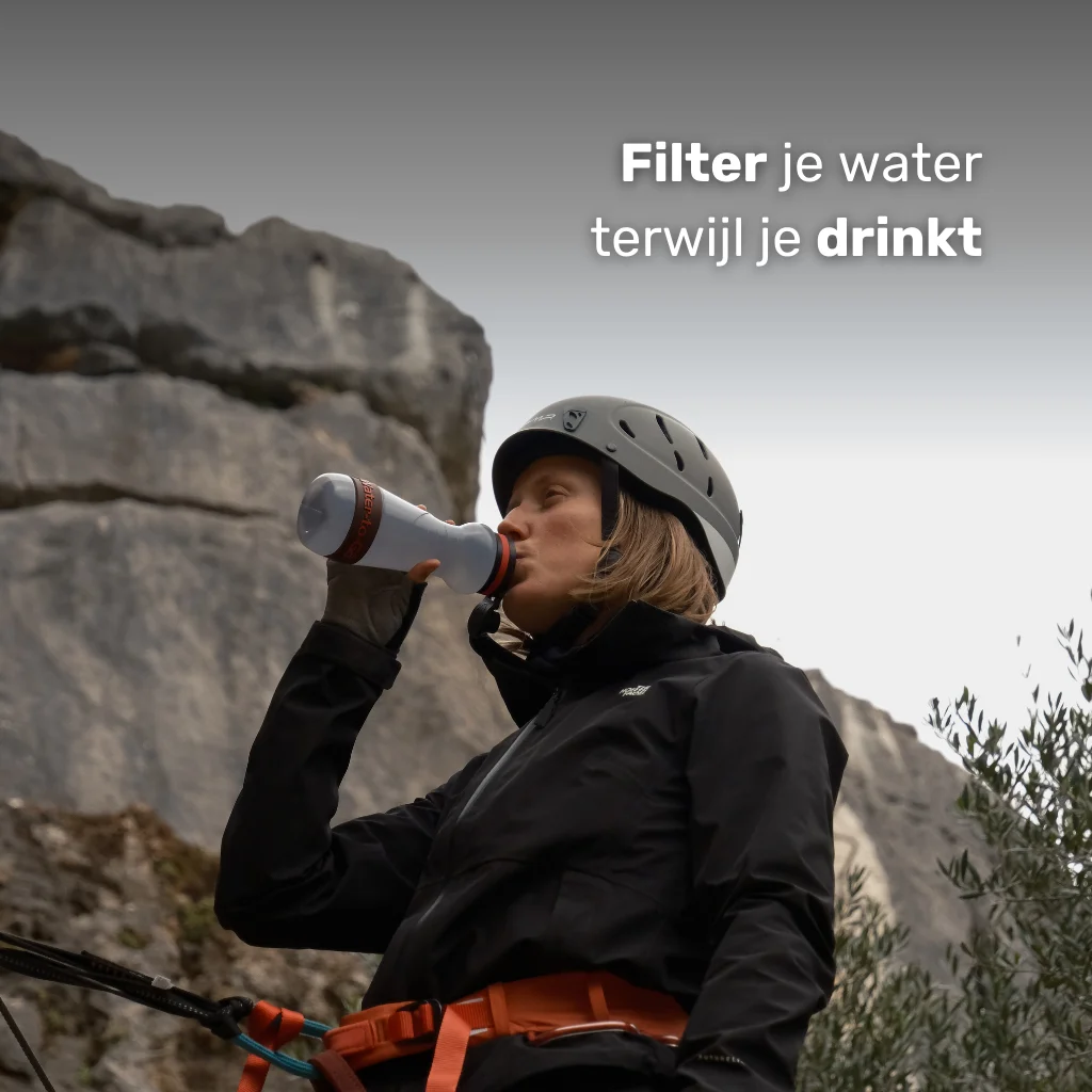 Waterfilter noodpakket – persoon drinkt rechtstreeks uit de Water-to-Go Eco-Active 55cl fles met ingebouwd filter
