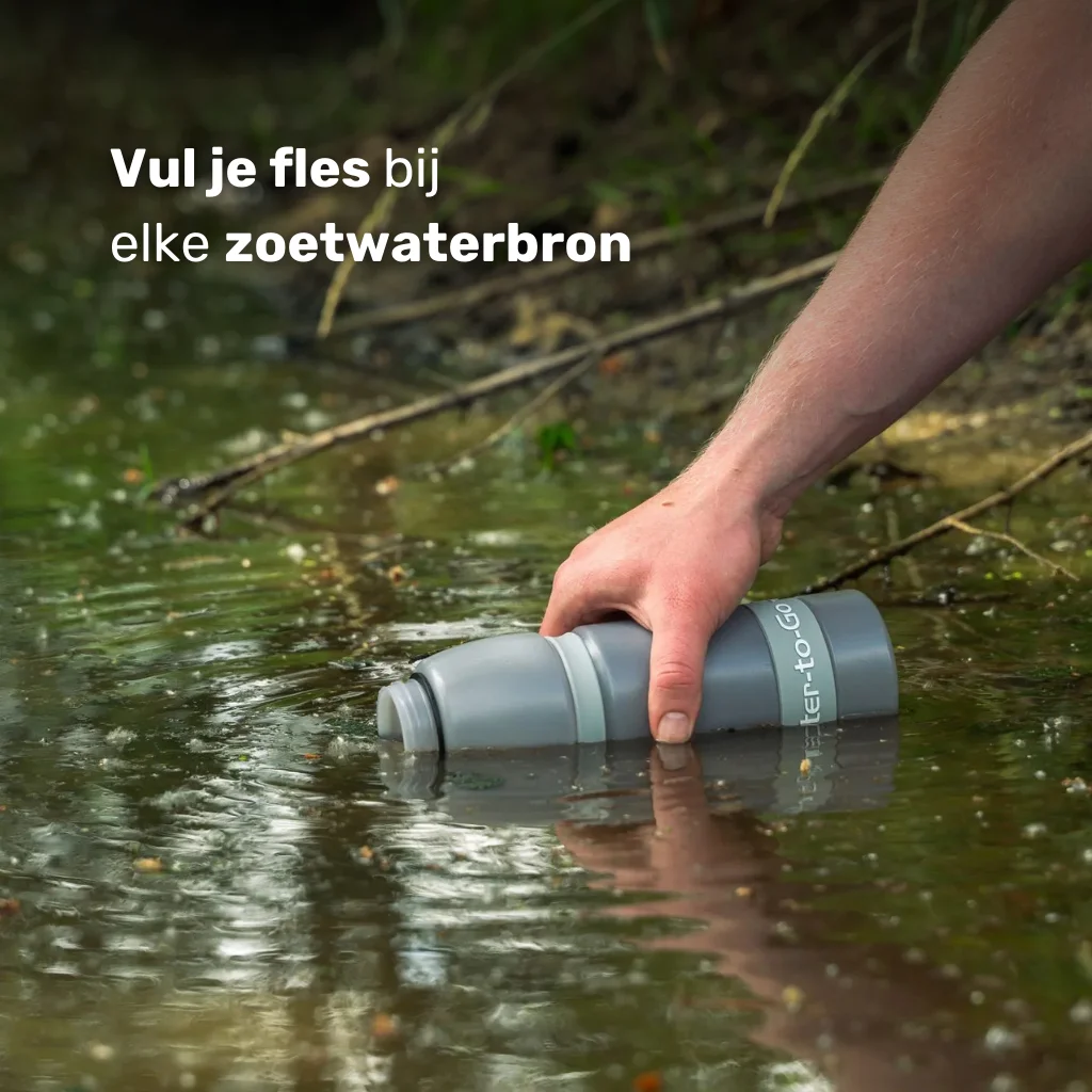 Survival waterfilter fles Water-to-Go Eco-Active 1 liter, gevuld met water uit een beekje tijdens survival en outdoor activiteit